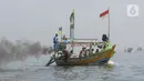 Pelarungan sesajen ini merupakan tradisi pesta nelayan tradisional pesisir Muara Angke, Kecamatan Penjaringan Jakarta Utara. (merdeka.com/Imam Buhori)