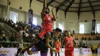 Center Bali United Basketball Kierell Ar'darius Green melakukan lay up dan dibayangi pemain Amartha Hangtuah Basketball Daniel Wenas di game week pertama IBL 2024 di GOR Purna Krida, Kerobokan, pada Sabtu (13/01/2024).