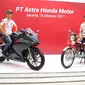 Marc Marquez (kiri) menaiki motor All New Honda CBR250RR, sedangkan Dani Pedrosa menaiki motor produksi pertama AHM Honda S90Z saat mengunjungi PT. Astra Honda Motor Plant Sunter, Jakarta, Senin (16/10/2017). (Astra Honda Motor)