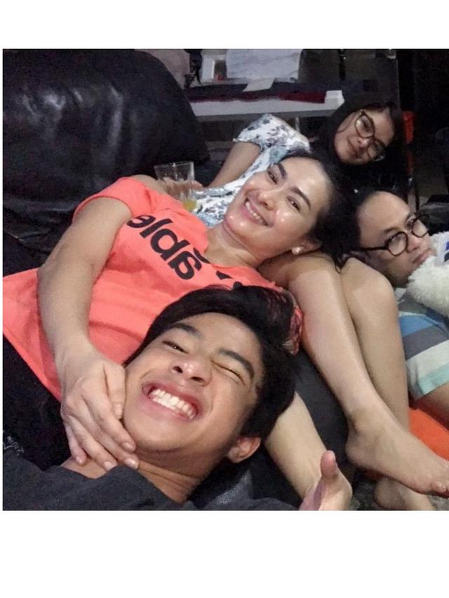 Jadi Ayah Sambung, Ini 6 Potret Kedekatan Suami Iis Dahlia dan Salshadilla