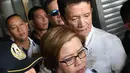 Senator Filipina, Leila de Lima, meninggalkan kantor saat penangkapan dirinya di kota Pasay, selatan Manila, Jumat (24/2). Pengadilan wilayah Muntinlupa memerintahkan penangkapan de Lima dengan alasan melanggar UU Penanganan Narkoba. (TED ALJIBE/AFP)