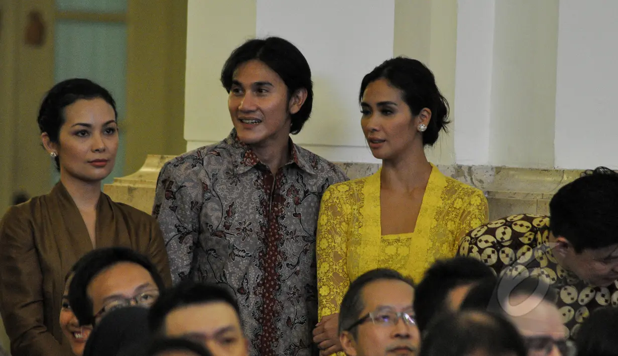 Pasangan selebriti Marsha Timothy (kanan) dan Vino G Bastian (tengah) saat menghadiri peringatan Hari Film Nasional ke-65 di Istana Negara, Jakarta, Senin (30/3/2015). (Liputan6.com/Faizal Fanani)