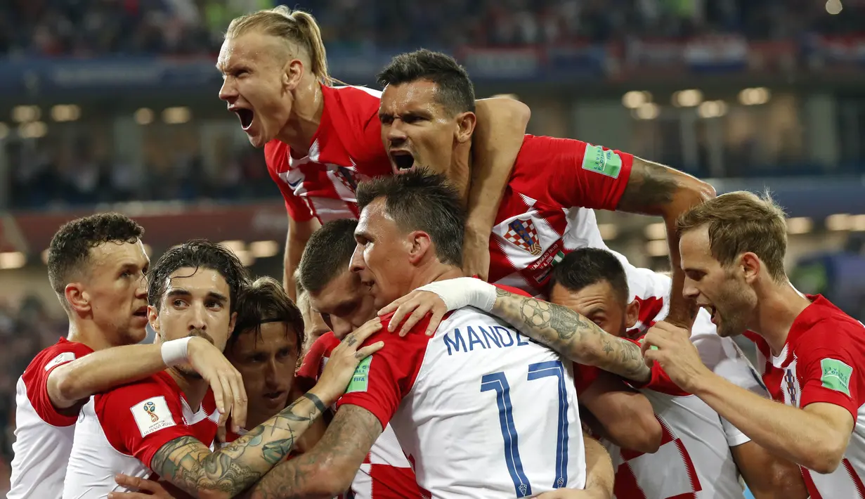 Para pemain Kroasia merayakan gol yang dicetak oleh Luka Modric ke gawang Nigeria pada laga Piala Dunia di Stadion Kaliningrad, Rusia, Minggu (17/6/2018). Kroasia menang 2-0 atas Nigeria. (AP/Petr David Josek)