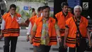 Rombongan tersangka anggota DPRD Malang berjalan turun dari mobil tahanan setibanya di Gedung KPK, Jakarta, Jumat (21/9).KPK memperpanjang masa penahanan sejumlah tersangka kasus suap pembahasan APBD-P Pemerintah Kota Malang itu. (Merdeka.com/Dwi Narwoko)