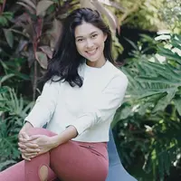 Penampilan casual Nana Mirdad dengan busana putih sering kali curi perhatian netizen. Pasalnya, wanita 35 tahun ini terlihat begitu menawan meski menggunakan busana yang cukup sederhana. (Liputan6.com/IG/@nanamirdad_)