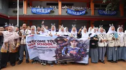 Pembalap berusia 29 tahun itu mengaku sangat terkejut dengan sambutan masif yang diberikan oleh keluarga besar SMK Negeri 39 Jakarta. (Bola.com/M Iqbal Ichsan)