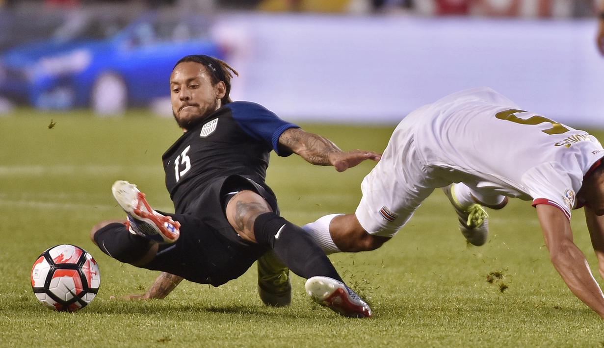 Pemain Kosta Rika, Celso Borges (kanan), berebut bola dengan pemain AS, Jermaine Jones, ada laga penyisihan Grup A Copa America Centenario 2016 di Chicago, Illinois, AS, (8/6/2016) WIB. (AFP/Omar Torres)
