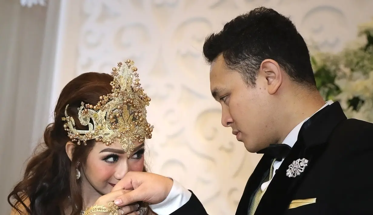 Akad nikah berjalan lancar dan kidmat mulai pukul 16.30 WIB tertutup untuk kalangan media. Seperangkat alat salat dan uang tunai sebesar Rp 300.314 menjadi mas kawin penikahan Gilang. (Bambang E. Ros/Bintang.com)