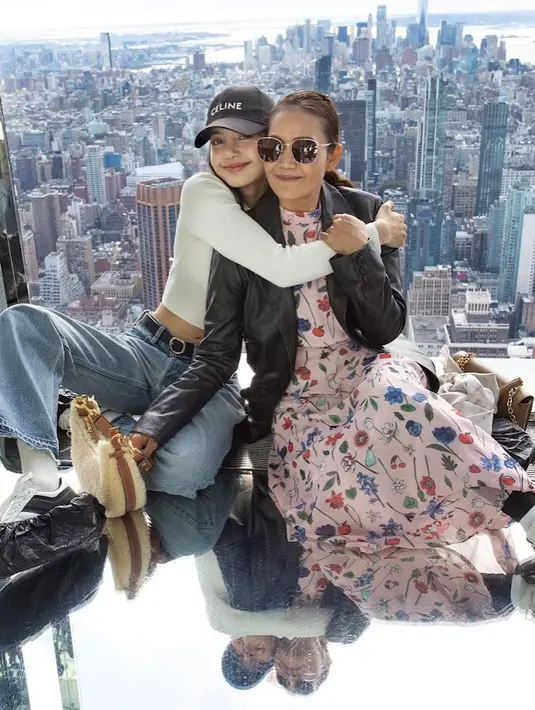 Chitthip Bruschweiler juga terlihat sering berwisata bersama sang putri. Kembali mengenakan long dress bermotif floral yang cantik, Chitthip Bruschweiler memang semakin ayu dengan nuansa warna merah muda. Ia padukan penampilannya dengan jaket kulit berwarna hitam dan sunglasses. Foto: Instagram.