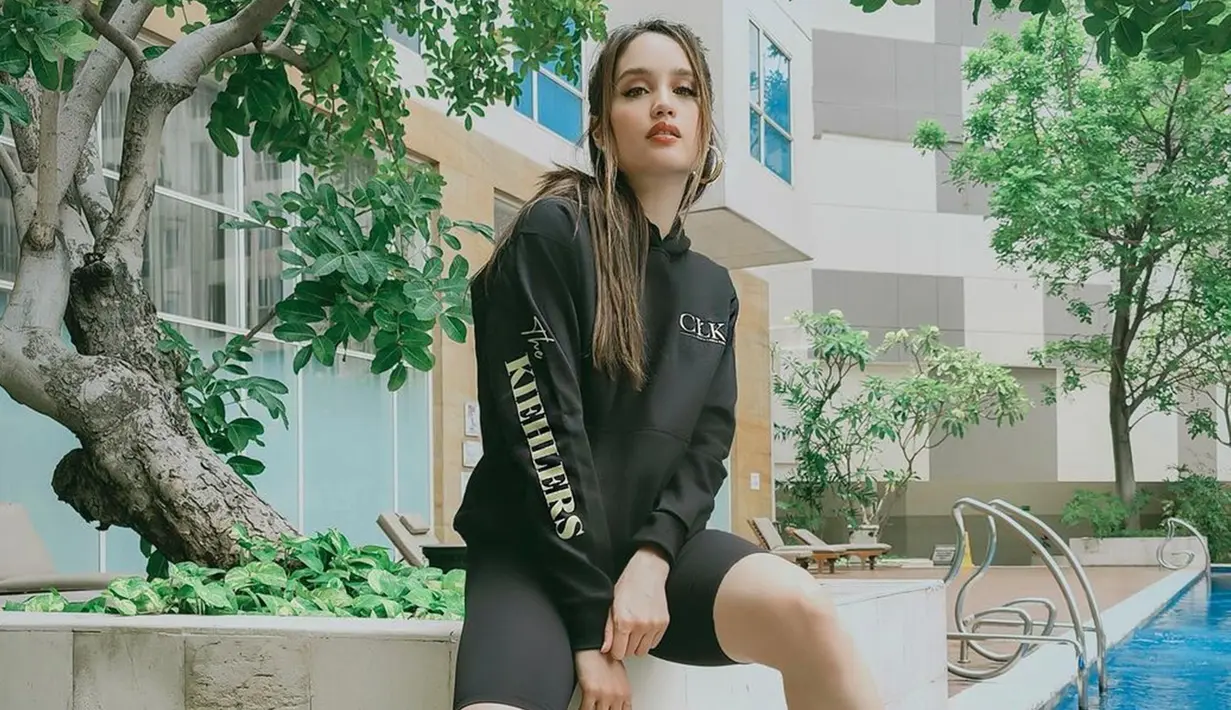 Gaya casual Cinta Laura saat menggunakan hoodie berwarna hitam khusus karyanya ini juga tak lepas jadi sorotan. Tampil sederhana dengan rambut terikat setengahm penampilan Cinta ini juga tuai pujian netizen. (Liputan6.com/IG/@claurakiehl)