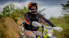 Tengah menikmati hobi ekstrem, adik mendiang Olga Syahputra ini seringkali menggeber motornya bersama dengan komunitas pecinta motor trail. Penampilannya saat naik motor terlihat gagah dan macho. (Liputan6.com/IG/@bilsky16)