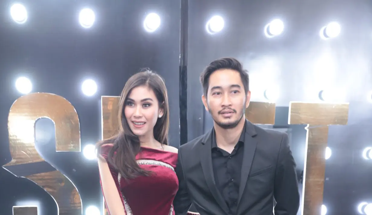 Banyaknya kejutan itu dirancang oleh kekasih dengan fans Syahnaz. Seperti diketahui, Syahnaz menjalin hubungan dengan Jeje sekitar setahun belakangan ini. (Adrian Putra/Bintang.com)