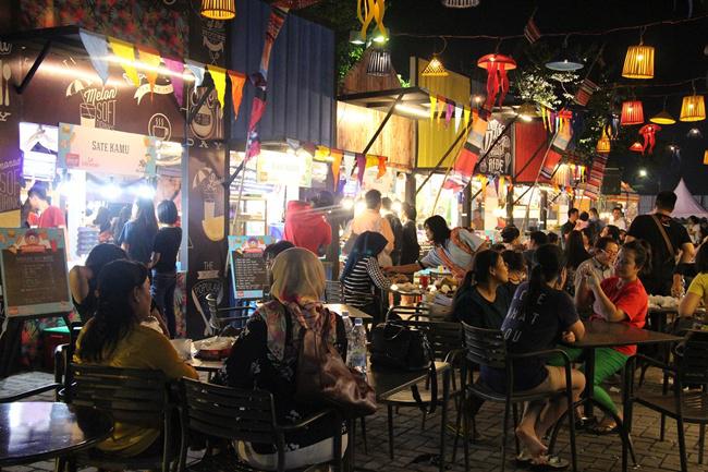 Pengunjung bisa menikmati beragam kuliner di Pasar Senggol ini/copyright vemale.com