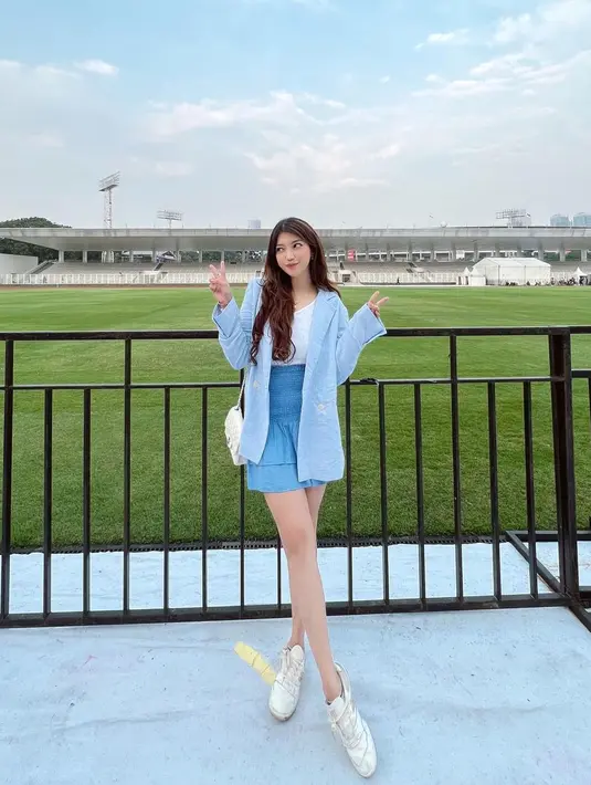 Padu padan yang manis dari Mici mengenakan kaus putih, rok mini berwarna biru dan oversized outer yang juga berwarna biru muda serasi. [Foto: Instagram/parramitha]