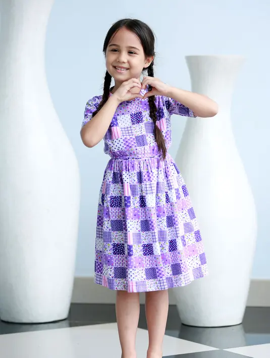 Kesukaan Nicole terhadap hewan rupanya juga diakui oleh para pemain Elif Indonesia lainnya. Seperti Rianti Cartwright dan Atalarik Syah yang merasa terhibur dengan kelucuan artis cilik berusia 6 tahun tersebut. (Deki Prayoga/Bintang.com)