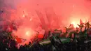 7. Suporter Feyenoord merayakan kembalinya klub asal Rotterdam itu ke Liga Champions dengan menyalakan flare. Sayangnya pada pertandingan tersebut mereka menelan kalah telak 0-5 dari wakil Inggris, Manchester City. (AFP/Emmanuel Dunand)