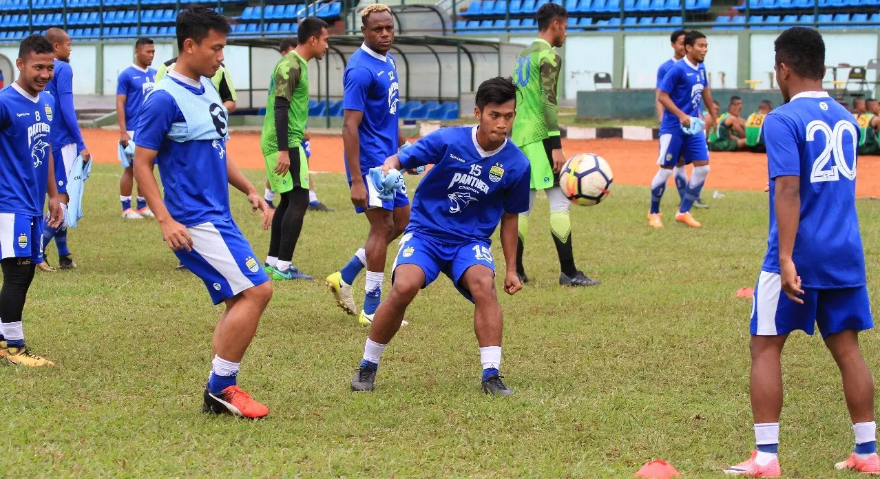 Victor Igbonefo saat berlatih bersama Persib Bandung. (Bola.com/Erwin Snaz)