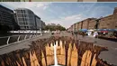 Proses melukis pemandangan tiga dimensi goa bawah tanah yang cantik. (Source: muralmedan.com)