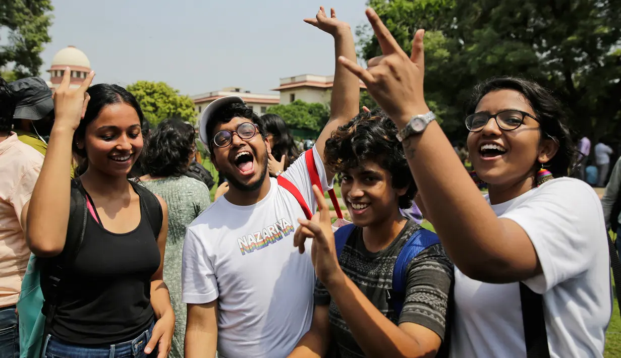 Pendukung dan anggota LGBT melakukan perayaan setelah Mahkamah Agung India mendekriminalisasi hubungan sesama jenis di Mumbai, Kamis (6/9). Kelompok LGBT meluapkan kegembiraan dengan bersorak-sorai. (AP Photo/Altaf Qadri)
