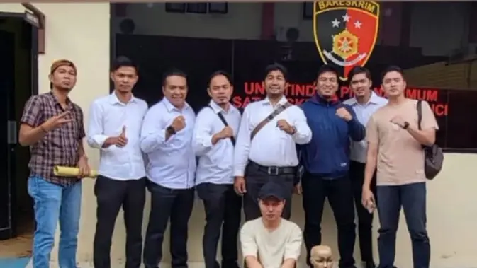 <p>Kepolisian berhasil menangkap seorang Tiktoker, Popo Barbie atau inisial EY, yang terlibat kasus pornografi yang disebarkan di media sosial (@indotoday)</p>