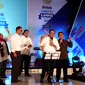 Menteri Perhubungan (Menhub) Budi Karya Sumadi menghibur mahasiswa yang hadir dalam EMTEK Goes To Campus (EGTC) 2017 di UGM Yogyakarta, dengan bernyanyi. (Liputan6.com/Switzy Sabandar)