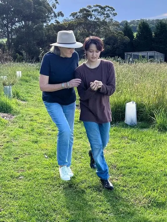 Kini, Nyla yang ganti nama jadi Alex itu tampil lebih tomboy dengan rambut pendek.  [Foto: Instagram/nadyahutagalung].