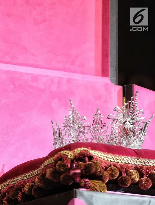 Mahkota Miss Grand Indonesia 2018 diperlihatkan pada gelaran Welcome Dinner di Jakarta, Rabu (11/7). Mahkota itu persembahan Passion Jewelry terdiri dari 7640 butir Berlian dan Ruby dengan total 71 karat senilai Rp3 miliar. (Liputan6.com/Faizal Fanani)