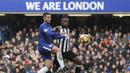 Gelandang Chelsea, Eden Hazard, berusaha merebut bola dari bek Newcastle, Chancel Mbemba, pada laga Premier League di Stadion Stamford Bridge, London, Sabtu (2/12/2017). Chelsea menang 3-1 atas Newcastle. (AFP/Daniel Leal-Olivas)