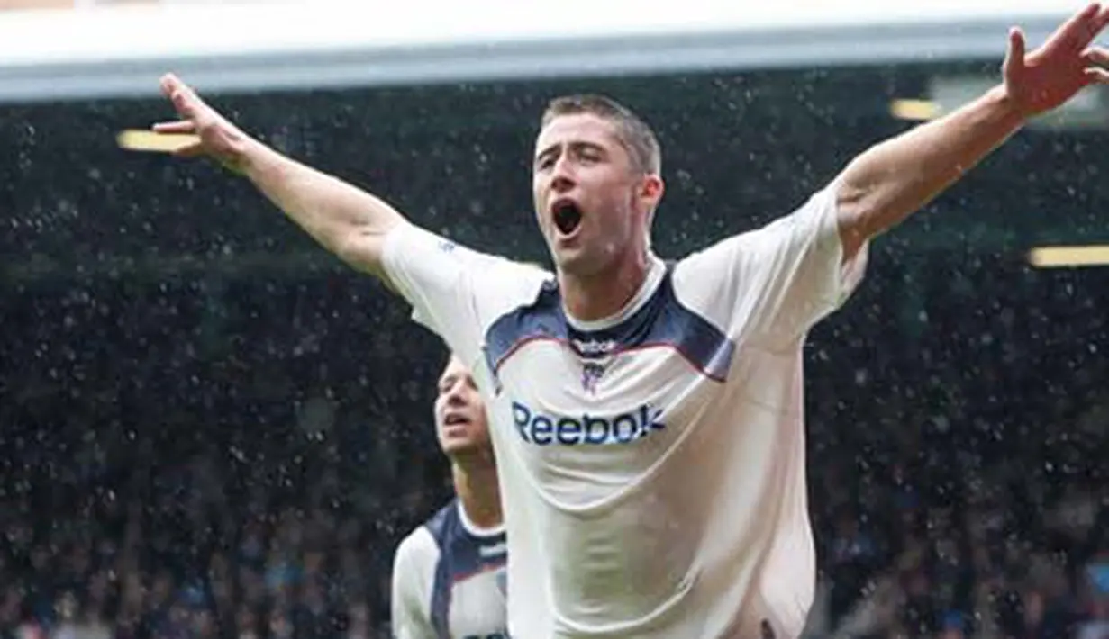 Bolton's Gary Cahill celebrates scoring his team's second goal against West Ham during their Premiership match at Upton Park in east London, on October 5, 2008. AFP PHOTO/Chris Ratcliffe