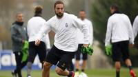 Striker Juventus Gonzalo Higuain menjalani latihan di Vinovo pada 17 Oktober 2016. (AFP/Marco Bertorello)