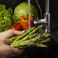Ilustrasi mencuci sayur (copyright Freepik)