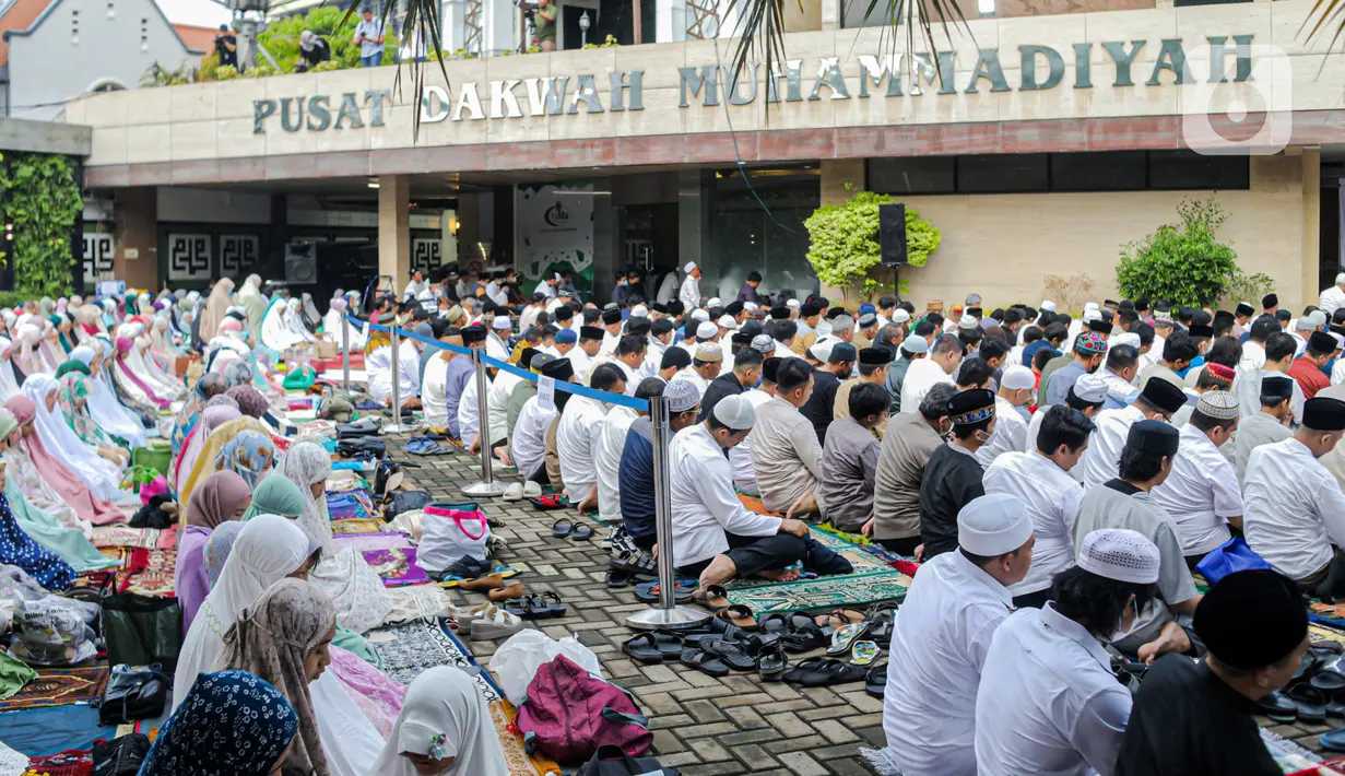 Jemaah memadati kantor Pimpinan Pusat Muhammadiyah, Jakarta untuk melaksanakanSholat Idul Fitri, Jumat (21/4/2023). (Liputan6.com/Faizal Fanani)