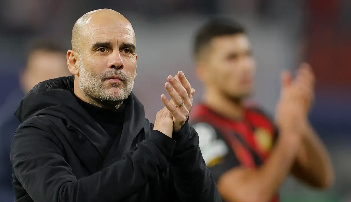 Pelatih Manchester City, Pep Guardiola bertepuk tangan untuk penggemar usai bertanding melawan  RB Leipzig pada pertandingan leg pertama babak 16 besar Liga Champions di Red Bull Arena, Jerman, Kamis (23/2/2023). Manchester City bermain imbang dengan Leipzig dengan skor 1-1. (AFP/Odd Andersen)