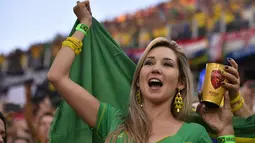 Terbukti, dalam beberapa hari pertandingan pesta sepakbola ini selalu ramai dengan kehadiran wanita-wanita cantik di kursi penonton (AFP PHOTO / FABRICE COFFRINI)