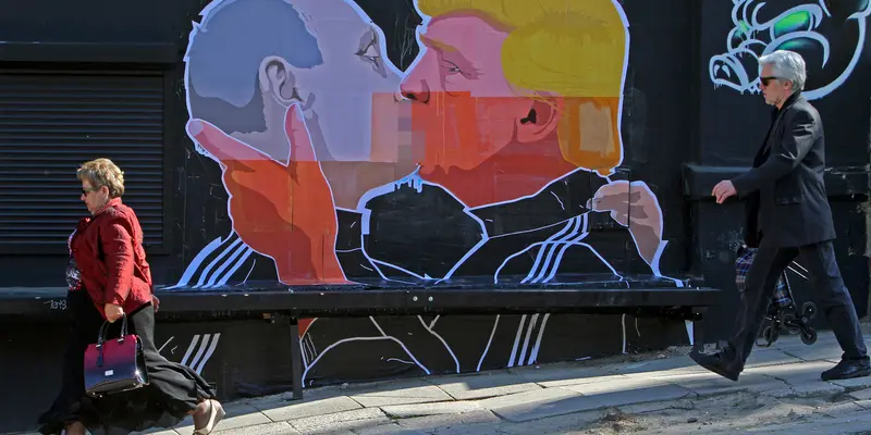 20160513-Mural-Lithuania-Vladimir-Putin-Donald-Trump-AFP