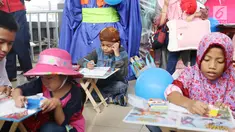 Sejumlah anak memanfaatkan fasilitas "Arena Lingkungan Ramah Anak" sambil menunggu waktu keberangkatan kereta api di Stasiun Pasar Senen, Jakarta, Kamis (22/6). (Liputan6.com/Angga Yuniar)