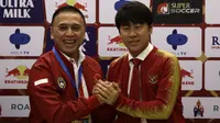 Pelatih baru Timnas Indonesia, Shin Tae-yong, bersama Muhammad Iriawan saat diperkenalkan kepada publik pada jumpa pers di Stadion Pakansari, Bogor, Sabtu (28/12). Dirinya dikontrak selama empat tahun oleh PSSI. (Bola.com/Vitalis Yogi Trisna)