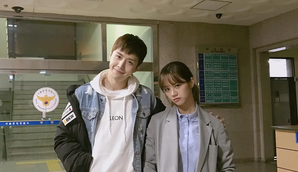 Potret lawas Hyeri bersama Kim Seon Ho saat keduanya sama-sama membintangi serial Two Cops. Apakah kamu juga setuju jika Hyeri adalah Duta Persahabatan, Sahabat FIMELA? [Foto: Instagram/hyeri_0609]