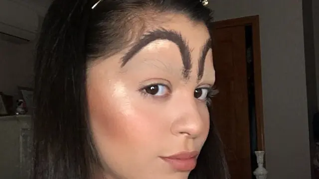 6 Potret Cewek dengan Makeup Alis Gagal, Bentuknya di Luar Nalar