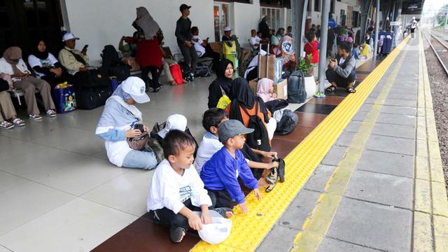 Stasiun Pasar Senen Dipadati Pemudik