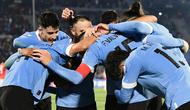 Gelandang Uruguay Federico Valverde (tengah) berselebrasi dengan rekan setimya setelah mencetak gol ke gawang Chile dalam Kualifikasi Piala Dunia 2026 zona CONMEBOL di Estadio Centenario, Sabtu (9/9/2023) pagi WIB. (Photo by Pablo PORCIUNCULA / AFP)