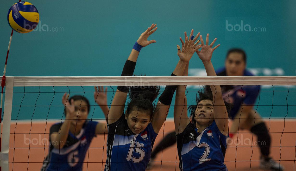 Pevoli Indonesia, Yolla Yuliana, berusaha melakukan block saat melawan Vietnam pada laga SEA Gmaes di MITEC, Kuala Lumpur, Sabtu (26/8/2017). Indonesia lolos ke final setelah menang 3-2 atas Vietnam. (Bola.com/Vitalis Yogi Trisna)