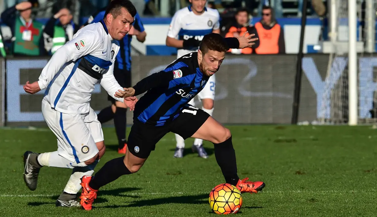 Pemain Inter Milan, Gary Medel (kiri) berebut bola dengan pemain Atalanta, Alejandro Gomez pada lanjutan Liga Italia Serie A di Stadion Atleti Azzurri, Bergamo, Sabtu (16/1/2016).  (AFP Photo/Giuseppe Cacace)