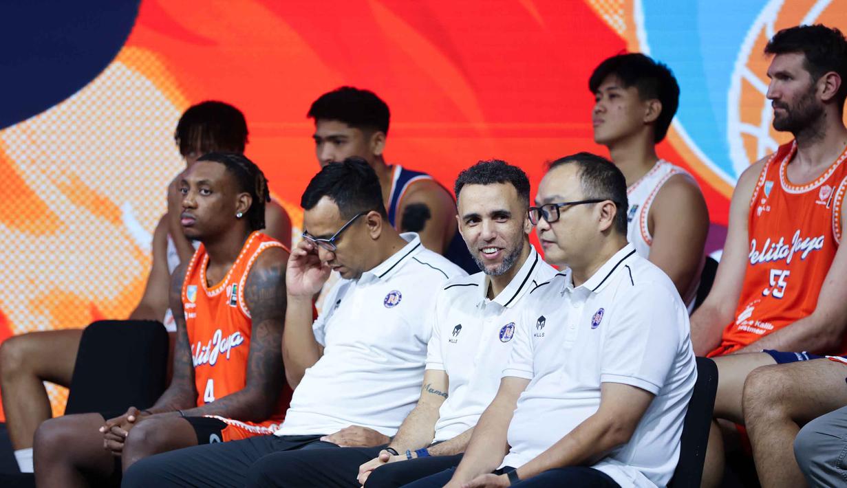 Kursi pelatih juga mengalami perubahan, Pelita Jaya Jakarta kini ditangani David Singleton yang juga merupakan arsitek timnas bola basket Indonesia. Tampak dalam foto, pelatih Pelita Jaya Jakarta, David Singleton (kedua kiri) saat mengikuti acara perkenalan skuad untuk mengarungi Indonesian Basketball League (IBL) 2026 di The Convergence Indonesia, Kuningan, Jakarta Selatan, Kamis (8/1/2026). (Bola.com/M Iqbal Ichsan)