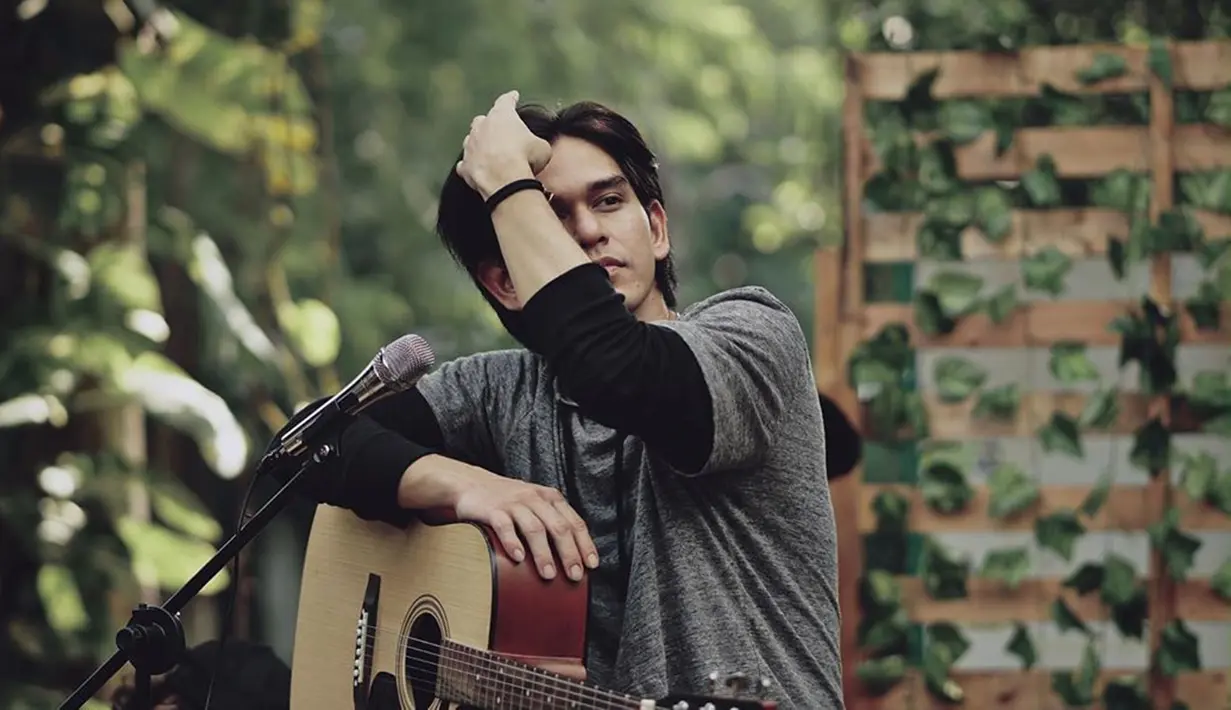 Punya gaya yang simpel, pemain film 'Kafir' ini tampil casual dengan paduan kaos raglan bewarna netral, hitam dan abu-abu. Dipadukan dengan celana jeans membuat penampilan Rangga terlihat lebih keren. (Liputan6.com/IG/@azofrangga)