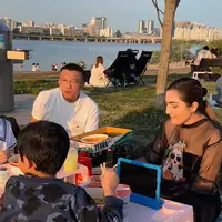 Anang dan Ashanty piknik di Han River di Seoul, Korea Selatan. [Foto: Instagram/ashanty_ash]