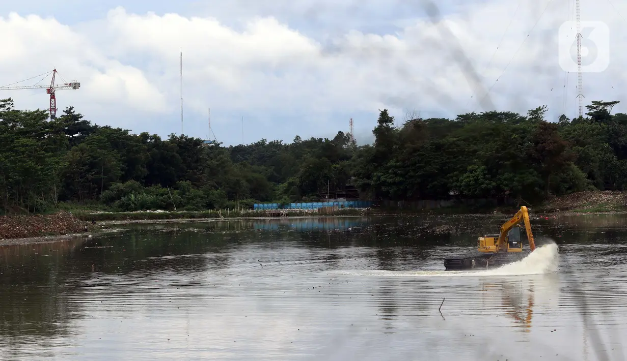 Petugas menggunakan alat berat jenis Eksavator Amphibi melakukan aktivitas pengerukan di area Situ Pengarengan, Depok, Jawa Barat, Selasa (12/1/2021). Pengerukan dilakukan untuk menjaga kedalaman setu terlebih di musim penghujan. (Liputan6.com/Helmi Fithriansyah)