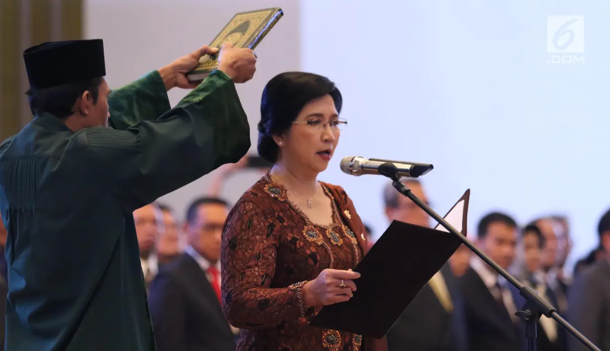 Destry Damayanti membacakan sumpah saat dilantik menjadi Deputi Gubernur Senior Bank Indonesia di Gedung MA, Jakarta, Rabu (7/8/2019). Destry Damayanti menjadi Deputi Gubernur Senior BI menggantikan Mirza Adityaswara. (Liputan6.com/Angga Yuniar)