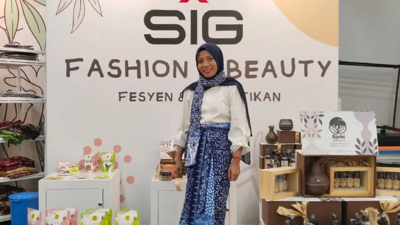 Ummi Salamah, warga Pamotan, Rembang, Jawa Tengah, merintis usaha Akar Jawi pada 2011 dengan membuat masker wajah untuk mengatasi jerawat pada mukanya hingga berhasil menembus pasar mancanegara.