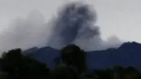 Gunung Agung di Kabupaten Karangasem, Bali, meletus mengeluarkan asap kelabu tebal setinggi 700 meter sejak Selasa (21/11/2017) pukul 17.05 Wita. (Foto: PVMBG Badan Geologi Kementerian ESDM/BNPB)